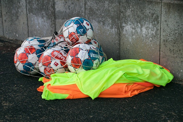 郑钦文解散粉丝群，热搜第一！新代言曝光，年收入或破亿元济南时报.